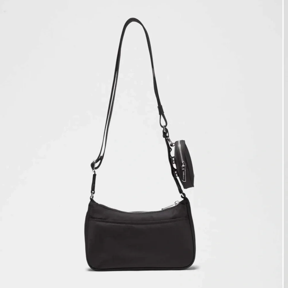 New without tag! Lululemon Black Crossbody Bag with nano pouch 2L - Picture 4 of 11